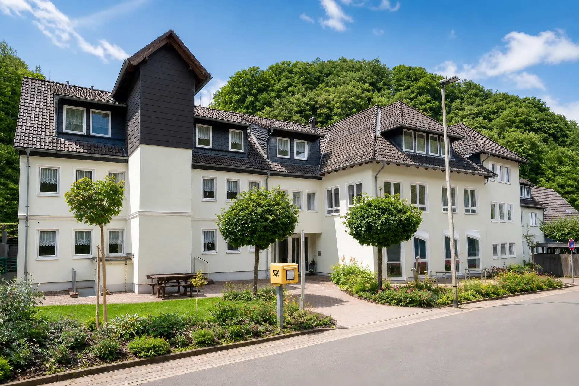 Außenansicht des Apartmenthotels HarzHold in Lerbach bei Osterode am Harz im Sommer