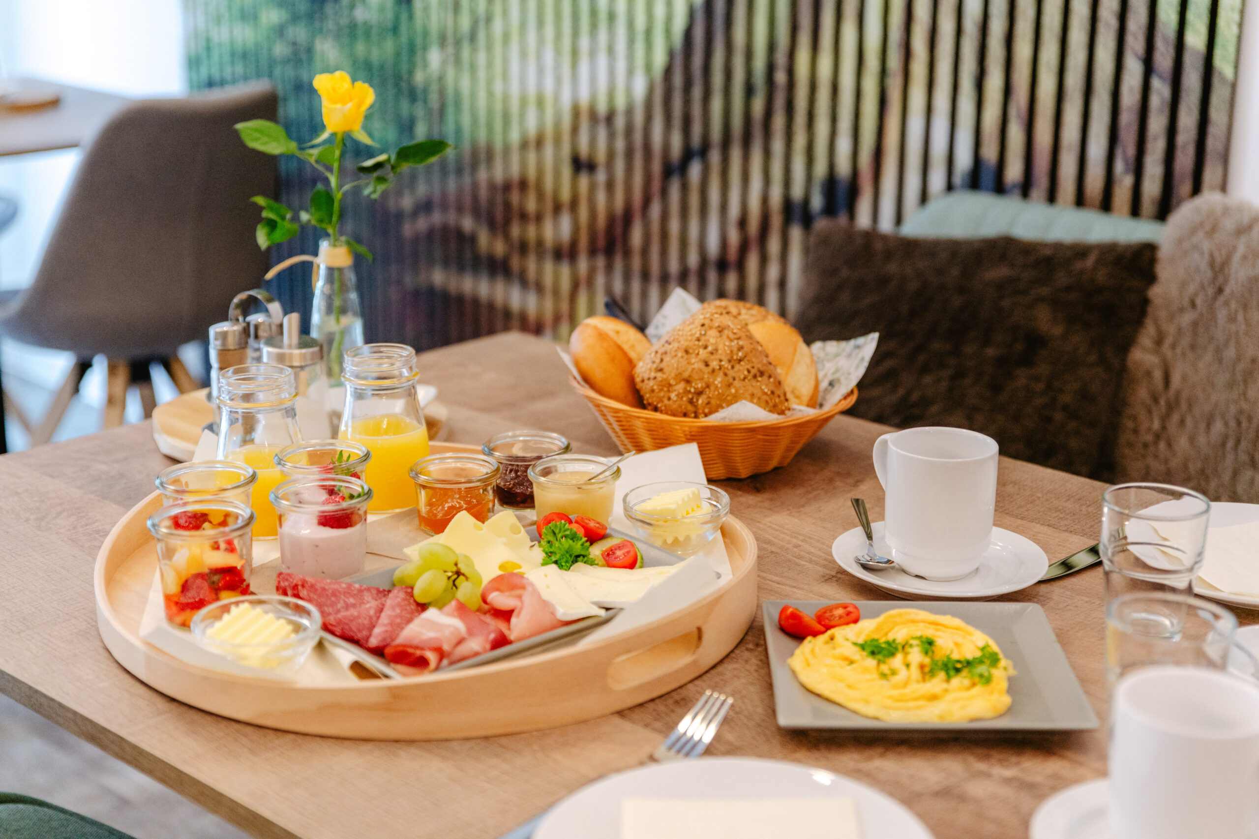Frühstückstisch im HarzHold bei Osterode am Harz – Rührei, Aufschnitt, Käse und frisches Obst