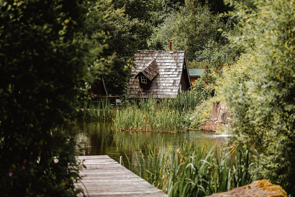 Kleines Haus am Teich